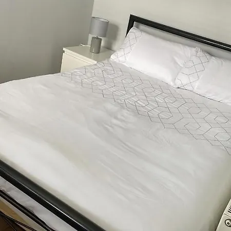 Modern Centre House בית נופש