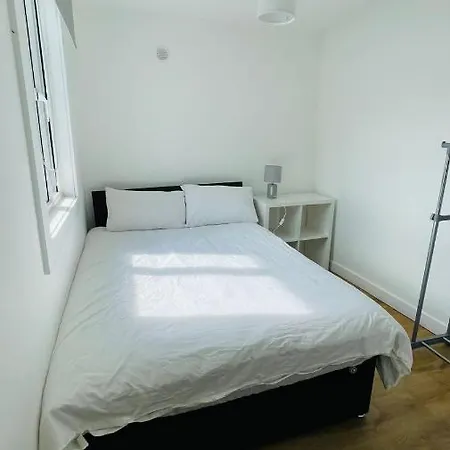 Modern Centre House בית נופש